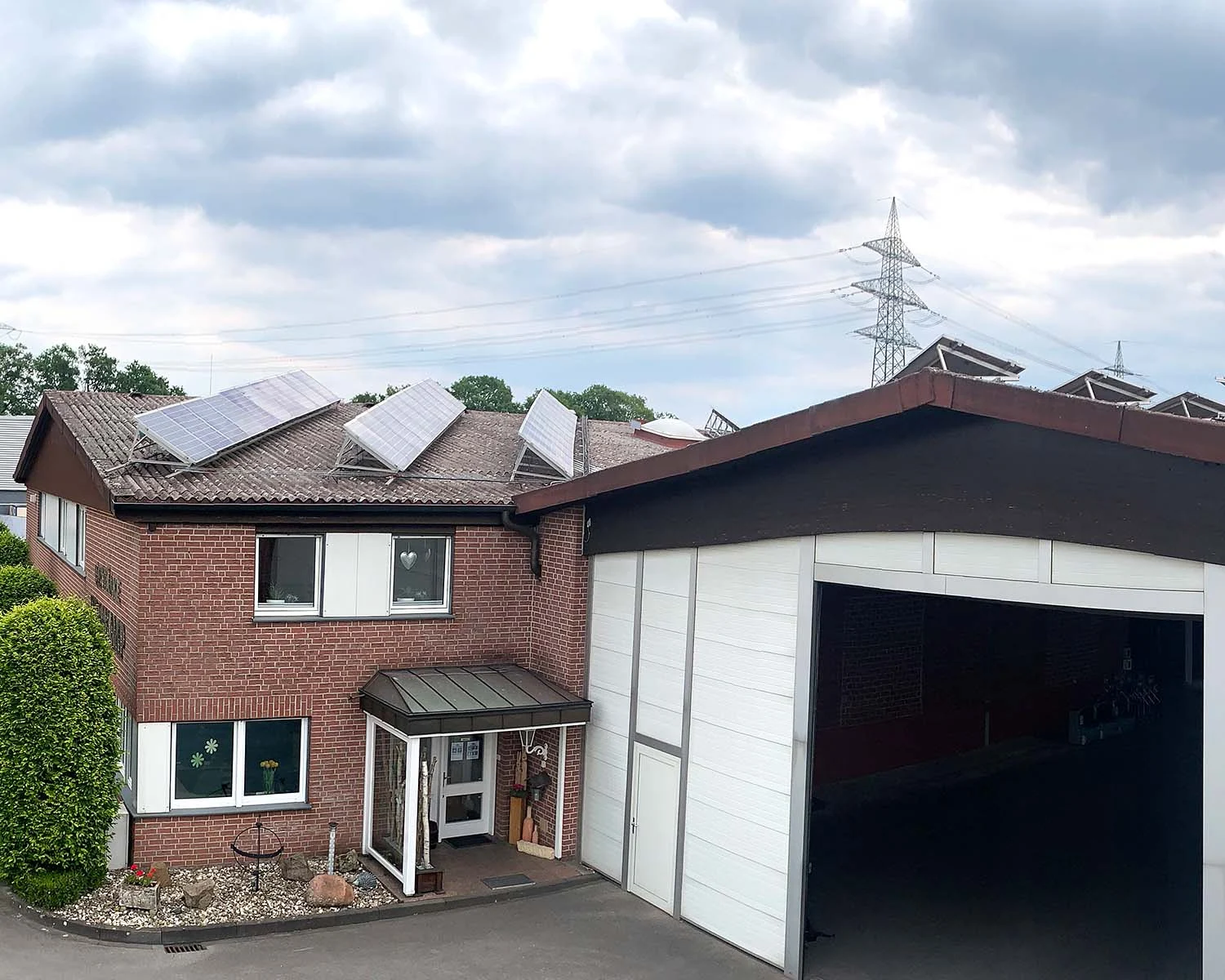 Rund 70 % unseres Stromverbrauchs erzeugen wir über eine Photovoltaikanlage auf dem eigenen Dach.